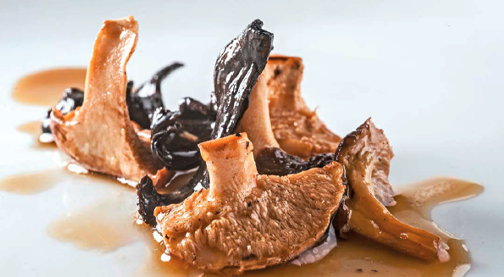 Sauteed Mushrooms served in their juices Sauteed Mushrooms served in their juices